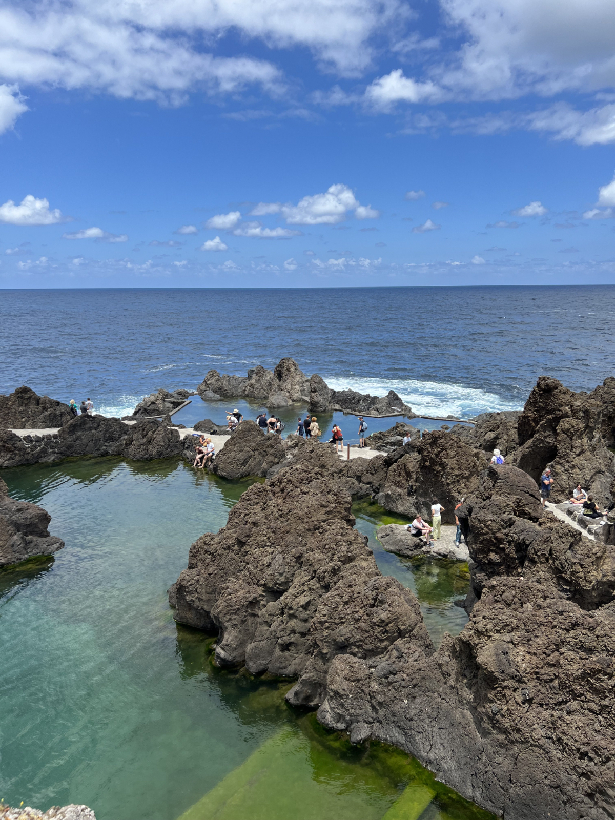 Naturalne baseny lawowe w Porto Moniz